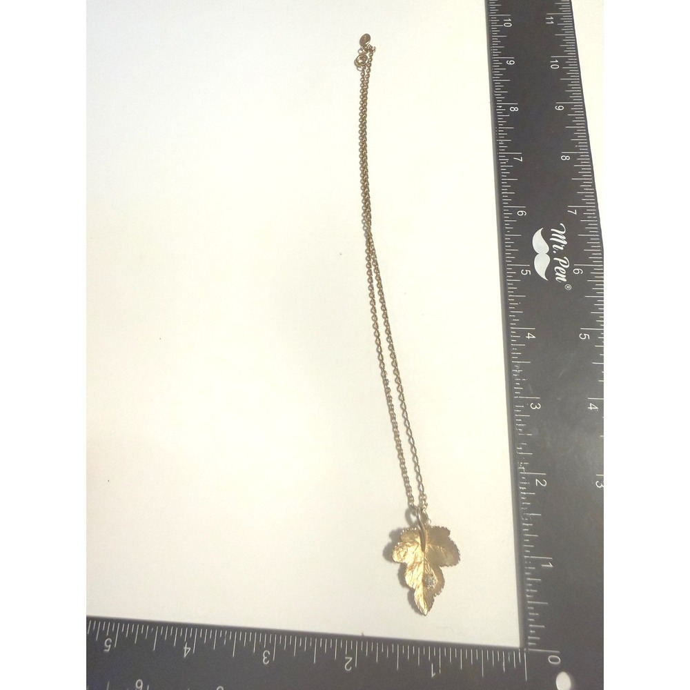 Avon Vintage Gold Tone Textured Maple Leaf Pendant Necklace Botanical Jewelry